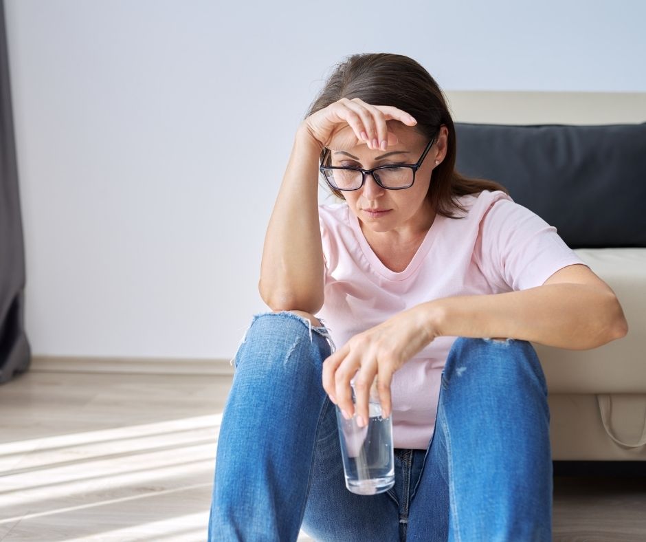 Menopauza môže mať významný vplyv na psychiku ženy kvôli hormonálnym zmenám, ktoré ovplyvňujú mozgovú chémiu a následne aj náladu a emocionálny stav.