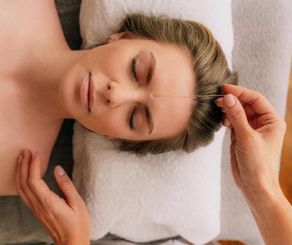 V akupunktúre sú špecifické body na tele, ktoré sú spojené s rôznymi orgánmi a systémami. 