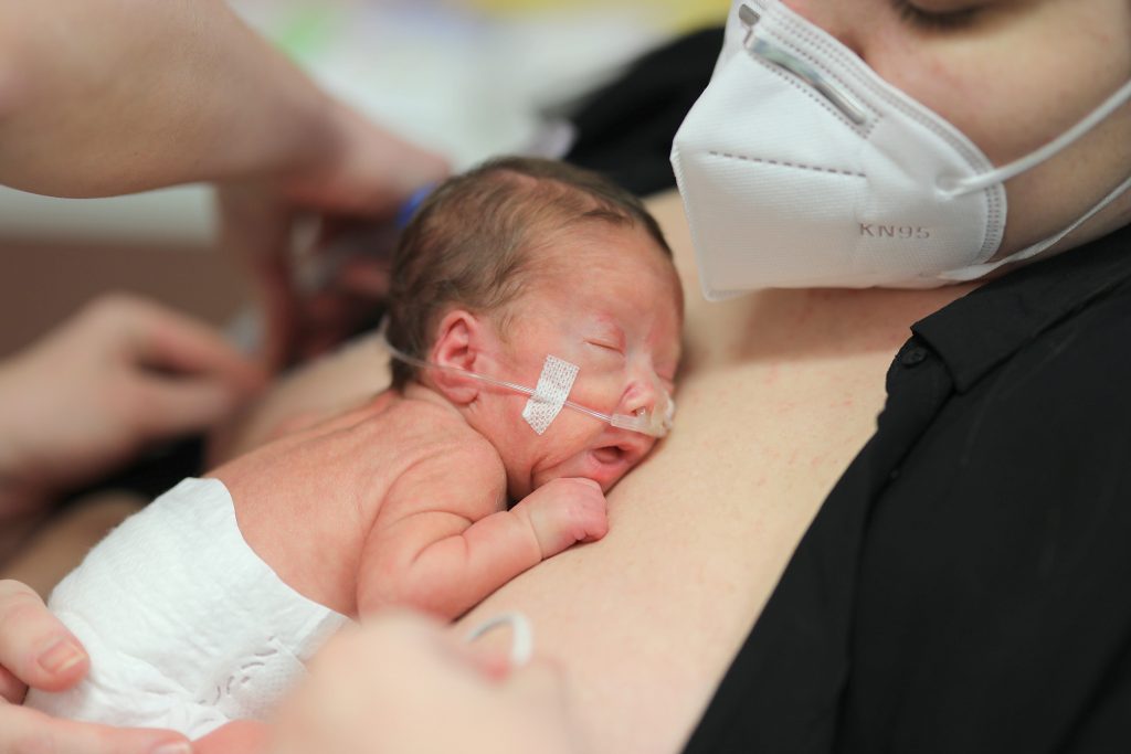 Je vedecky dokázané, že dotyk rodiča a jeho predčasne narodeného dieťaťa má viaceré benefity. 