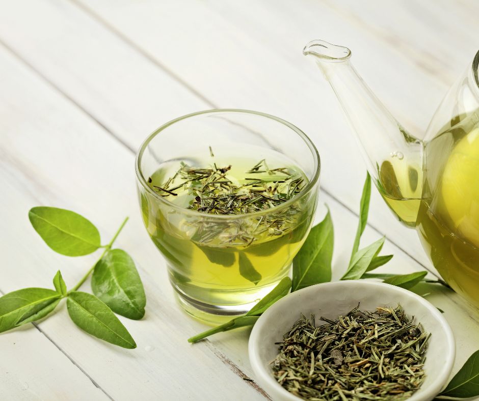 Zelený čaj má určitý stupeň preventívnych aj liečebných účinkov na ochorenia pečene a akumuláciu lipidov v pečeni.