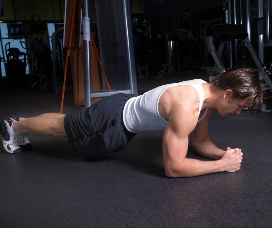 Plank vyžaduje udržanie stabilnej polohy tela, čo môže prispieť k zlepšeniu rovnováhy a stability.