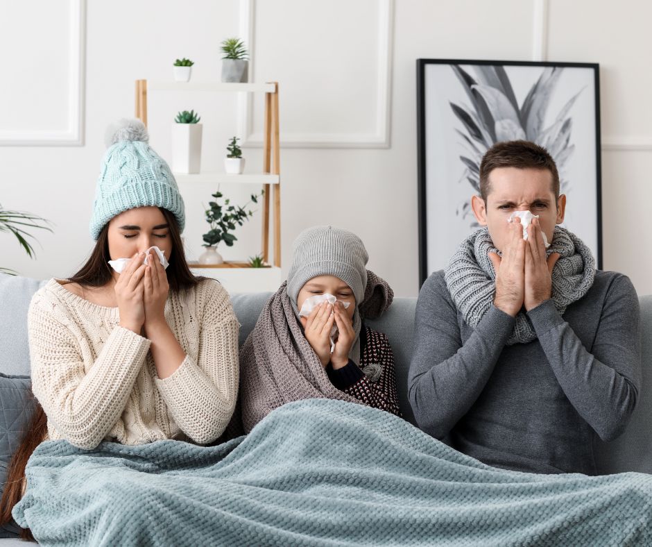 Nástup chrípky je rýchly. Z bežného dňa sa tak v priebehu niekoľkých hodín môže stať boj so symptómami. Obyčajne sa chrípka začína horúčkou nad 39°C a bolesťou hlavy. Postupne sa pridávajú aj bolesti kĺbov a svalov, ale aj pocit veľkej únavy. 