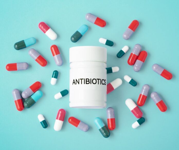 Antibiotiká sú nenahraditeľnými liekmi. Liečia nás a zachraňujú životy. Ak sa však používajú často a nesprávne, narastá riziko, že sa baktérie voči nim stanú odolnými.