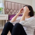 Únava v menopauze nie je len výsledkom nedostatku spánku. Je kombináciou viacerých fyziologických, hormonálnych a psychických faktorov.