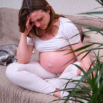 Pálenie záhy patrí medzi ťažkosti, s ktorými sa počas tehotenstva stretáva väčšina žien. Prejavuje sa nepríjemným pálením za hrudnou kosťou, tlakom v oblasti žalúdka či kyslou chuťou v ústach.