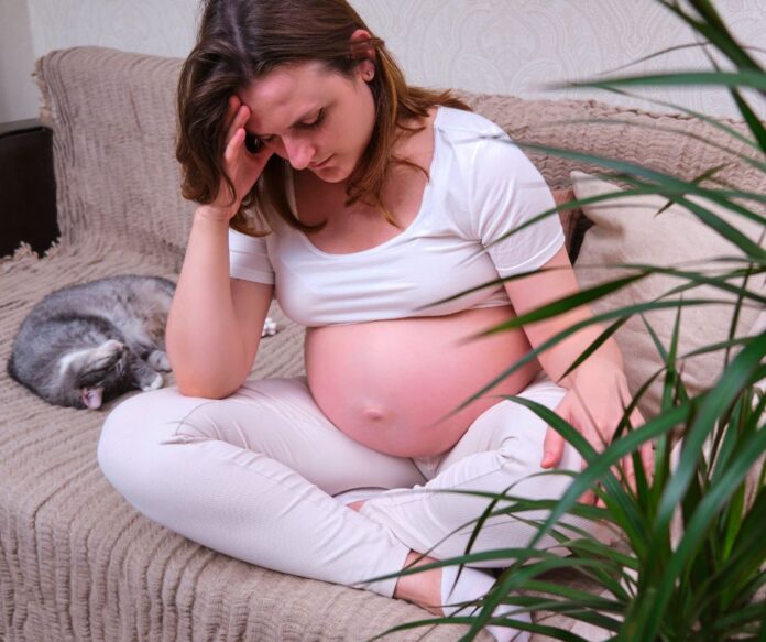 Pálenie záhy patrí medzi ťažkosti, s ktorými sa počas tehotenstva stretáva väčšina žien. Prejavuje sa nepríjemným pálením za hrudnou kosťou, tlakom v oblasti žalúdka či kyslou chuťou v ústach.